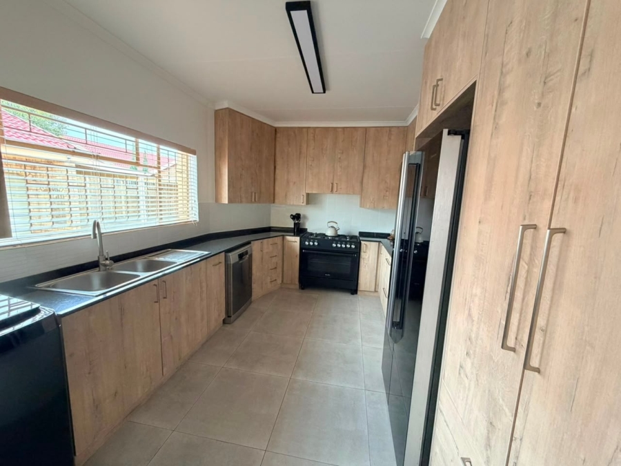 3 Bedroom Property for Sale in Kannoniers Park North West